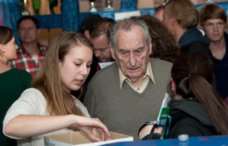 Walter Schultheiß mit Produktionsassistentin Anna Brückner.